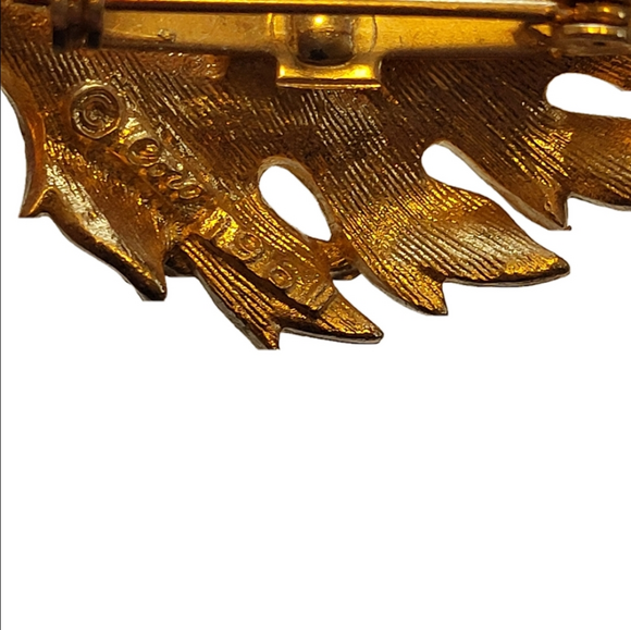 Coro 1961 Gold-tone Leaf Brooches with Intricate Design - Picture 4 of 6